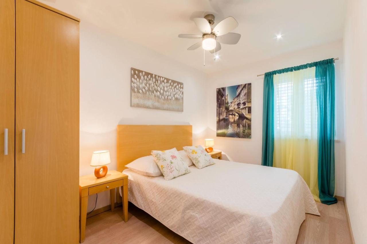 Apartments With A Parking Space Supetar, Brac - 16294 Exterior foto