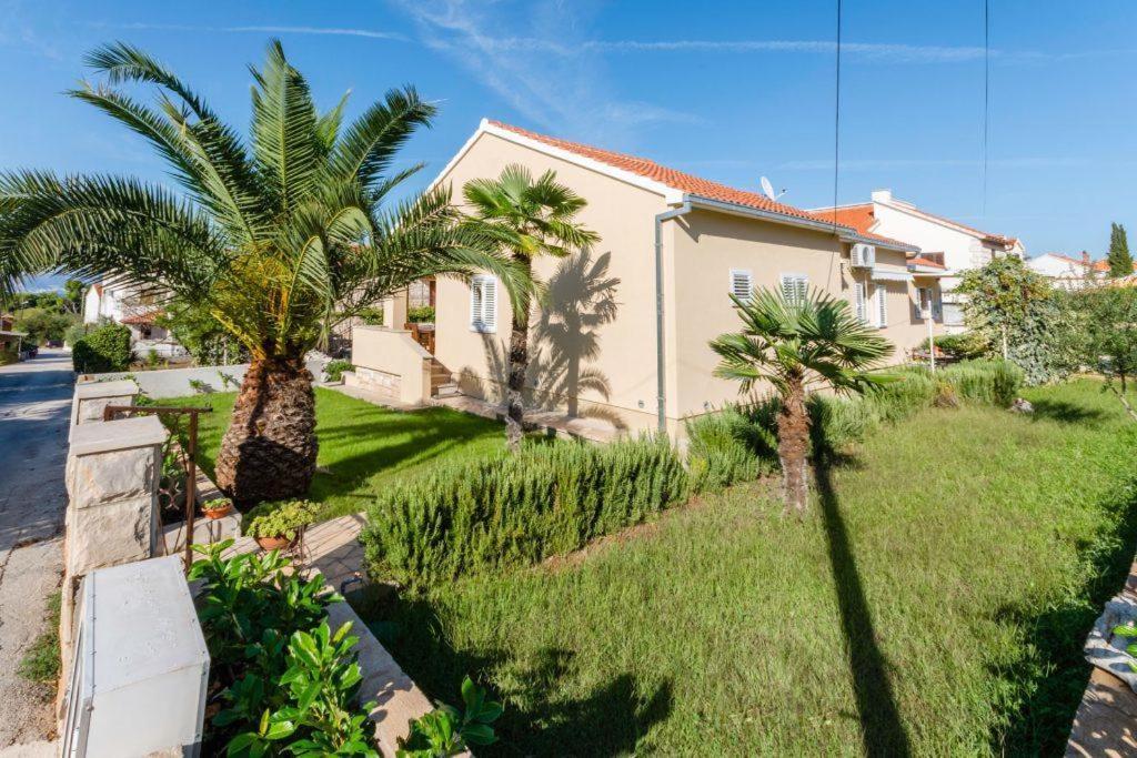 Apartments With A Parking Space Supetar, Brac - 16294 Exterior foto